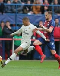  姆巴佩梅开二度助巴黎，法甲卫冕冠军强势领跑