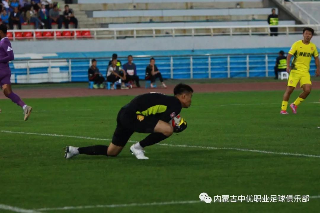  布雷斯特门将神勇发挥，九次扑救力保城门不失